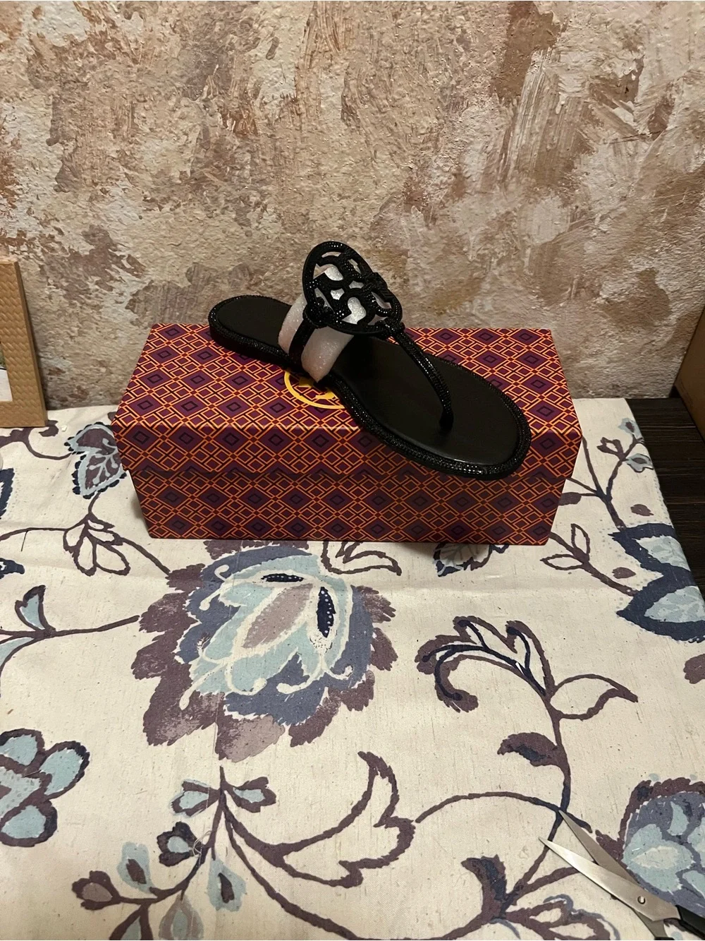 Tory Burch Black Logo Beaded Thong Sandals with Glossy Medallion - Picture 2 of 3